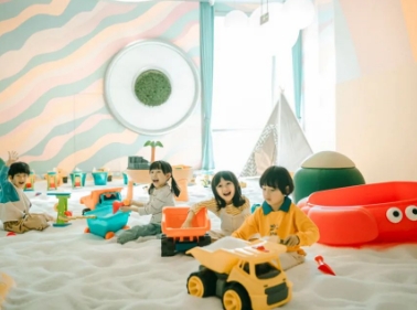 daerah tanjung berpasir di taman bermain dalam ruangan