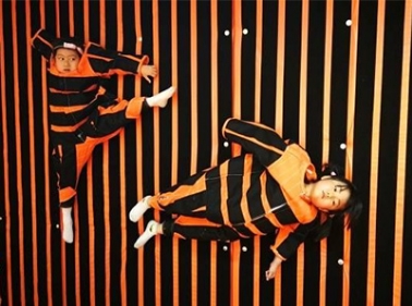 dinding lengket taman bermain dalam ruangan