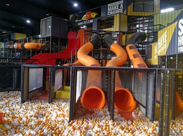 geser labirin taman bermain dalam ruangan